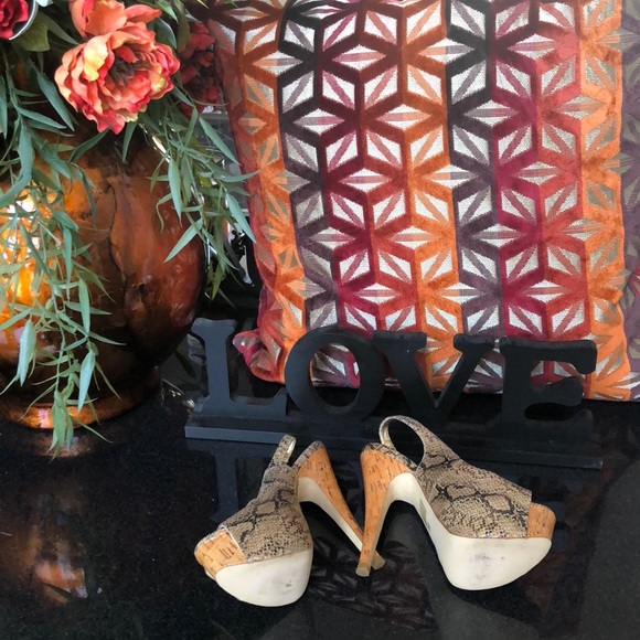 Bebe Pump - Picture 2 of 5